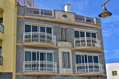 İspanya Kanarya Adası Fuerteventura 'nın güzel şehri Corralejo sıcak bir tatil gününde