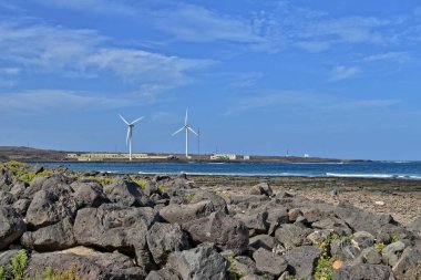 İspanya 'daki Fuerteventura Kanarya Adası' ndaki güzel sahil ve mavi okyanus manzarası.