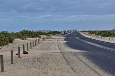 Kanarya Adası Fueraventura İspanya 'da okyanusa bakan kumulların arasındaki yol üzerindeki güzel manzara.