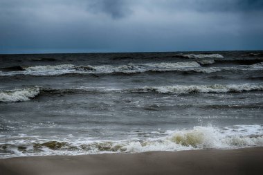 Güzel Baltık kıyıları soğuk bir bahar gününde