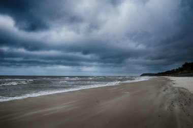 Güzel Baltık kıyıları soğuk bir bahar gününde