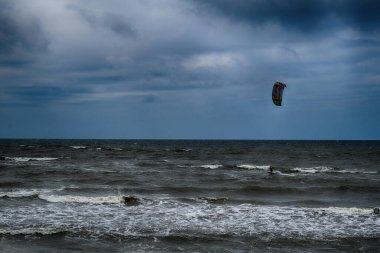 Güzel Baltık kıyıları soğuk bir bahar gününde