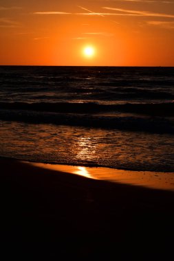 Polonya 'daki Baltık Denizi sahilinde güzel turuncu gün batımı