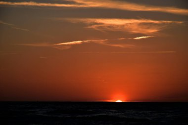 Polonya 'daki Baltık Denizi sahilinde güzel turuncu gün batımı