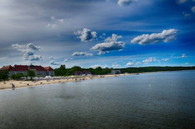 Polonya 'nın ünlü Sopot şehrinin güzel yaz manzarası denizden