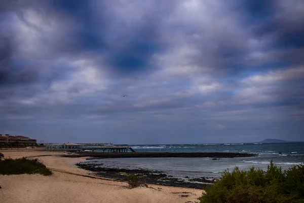 Prachtig Uitzicht Het Strand Blauwe Oceaan Het Canarische Eiland Fuerteventura — Stockfoto