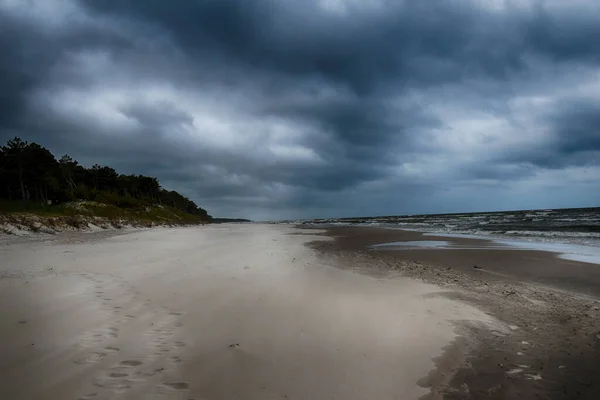 寒冷多风的春天 美丽的波罗的海海岸风景 — 图库照片