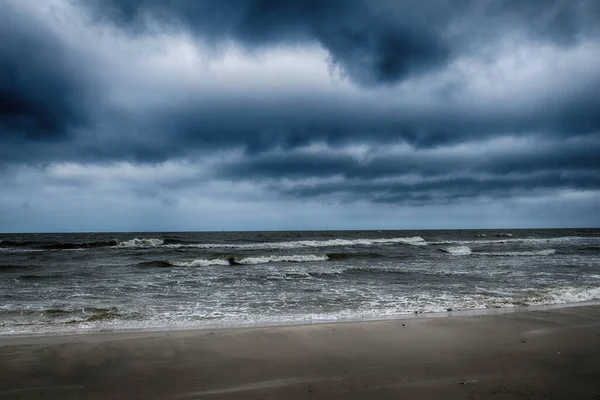 冷たい風が吹く春の日に美しいバルト海沿岸の風景 — ストック写真
