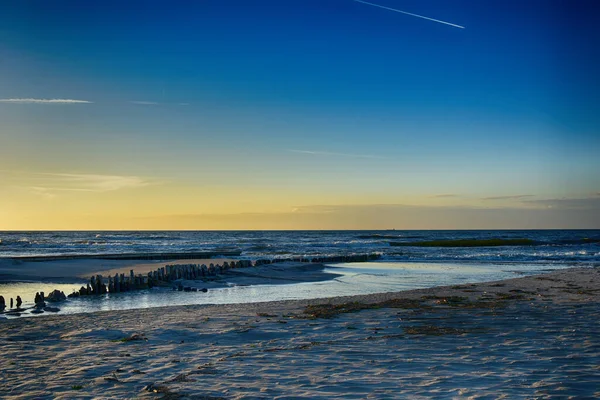 Bellissimo Tramonto Arancione Sulla Spiaggia Del Mar Baltico Polonia — Foto Stock