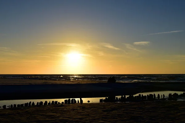 波兰波罗的海海滩上美丽的橙色落日 — 图库照片