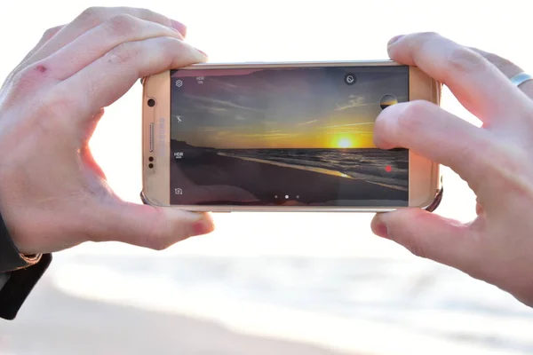 Piękny Zachód Słońca Nad Morzem Fotografując Nowoczesny Telefon Komórkowy — Zdjęcie stockowe