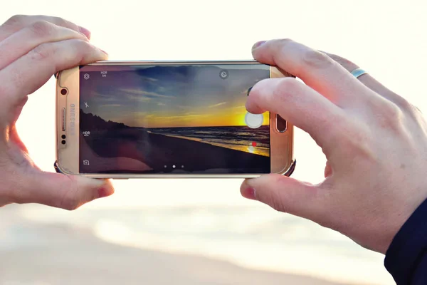 Красивий Захід Сонця Морі Фотографує Сучасний Мобільний Телефон — стокове фото