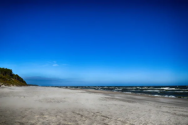 海滩上美丽温暖无云的一天 波兰的波罗的海景观 — 图库照片