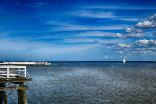 Wunderschöne Blaue Landschaft Mit Dem Meer Und Einem Weißen Segelboot — Stockfoto
