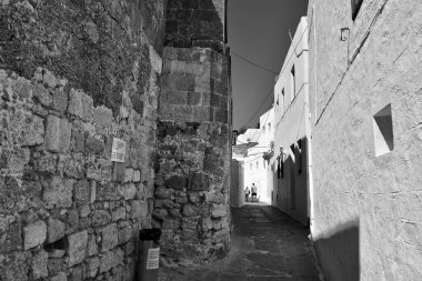 Yunan adası Rhodes 'daki tarihi Lindos şehrinden güzel bir manzara. Beyaz eski apartman evleri var.