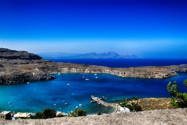 Yunan adası Rodos 'un güzel yaz manzarası mavi bulutsuz gökyüzü ve deniz ile