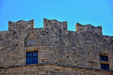 Yunanistan 'ın Lindos adasında sıcak bir yaz gününde eski güzel taş kalıntıları yıkıldı.