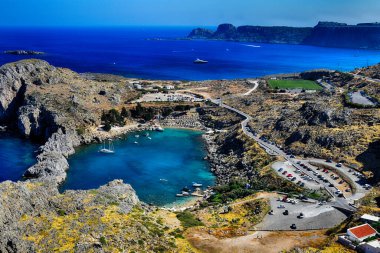 Yunan adası Rodos 'un güzel yaz manzarası mavi bulutsuz gökyüzü ve deniz ile