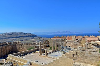 Yunanistan 'ın Lindos adasında sıcak bir yaz gününde eski güzel taş kalıntıları yıkıldı.