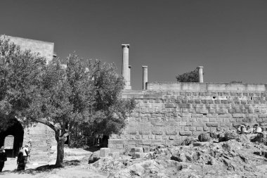 Yunanistan 'ın Lindos adasında sıcak bir yaz gününde eski güzel taş kalıntıları yıkıldı.
