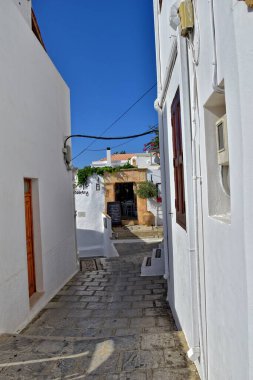 Yunan adası Rhodes 'daki tarihi Lindos şehrinden güzel bir manzara. Beyaz eski apartman evleri var.