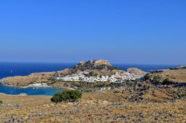 Yunan adası Rodos 'un güzel yaz manzarası mavi bulutsuz gökyüzü ve deniz ile