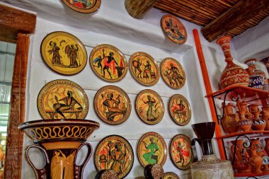 Çömlekçinin atölyesindeki Yunan usulü güzel el yapımı kil tabaklar.