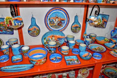 Çömlekçinin atölyesindeki Yunan usulü güzel el yapımı kil tabaklar.