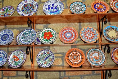 Çömlekçinin atölyesindeki Yunan usulü güzel el yapımı kil tabaklar.