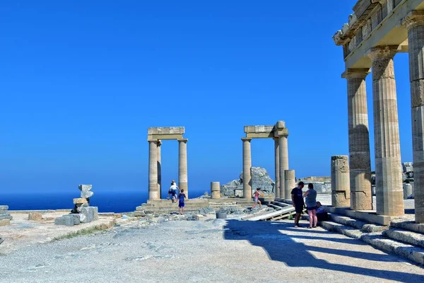 Piękne Stare Zabytkowe Kamienne Ruiny Upalny Letni Dzień Greckiej Wyspie — Zdjęcie stockowe