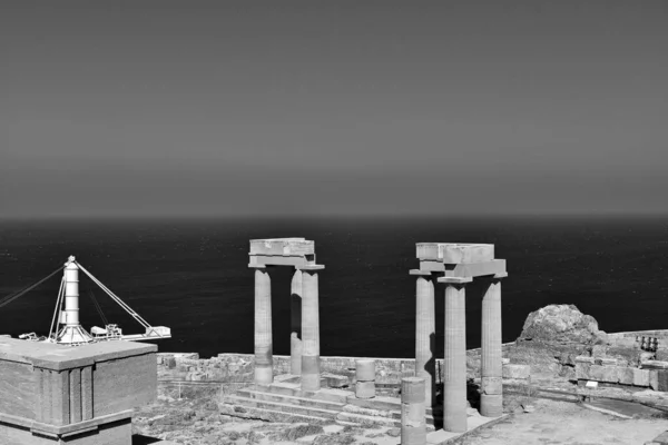 Schöne Alte Steinruinen Einem Heißen Sommertag Auf Der Griechischen Insel — Stockfoto