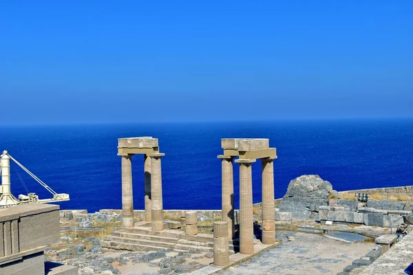 Piękne Stare Zabytkowe Kamienne Ruiny Upalny Letni Dzień Greckiej Wyspie — Zdjęcie stockowe