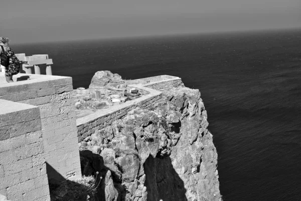 Schöne Alte Steinruinen Einem Heißen Sommertag Auf Der Griechischen Insel — Stockfoto