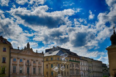 Polonya 'nın Krakow kentindeki ünlü meydanında güzel, güneşli bir günde sabun köpükleri...