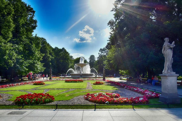 夏日阳光灿烂的花园里美丽的历史性华沙喷泉 — 图库照片