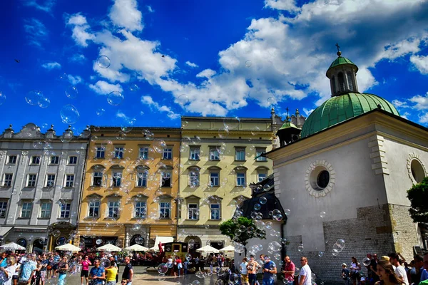 Gyönyörű Híres Óvárosi Tér Krakkóban Lengyelországban Egy Gyönyörű Napos Napon — Stock Fotó