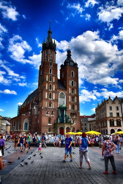 Piękny Zabytkowy Kościół Mariacki Krakowie Polska Ciepły Letni Dzień — Zdjęcie stockowe