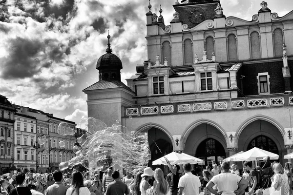 Krásné Staré Náměstí Krakově Polsku Krásného Slunečného Dne Mýdlovými Bublinami — Stock fotografie