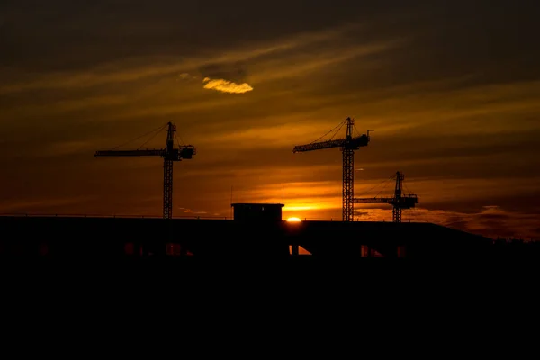 Belo Pôr Sol Pitoresco Com Nuvens Céu Cidade Com Guindastes — Fotografia de Stock