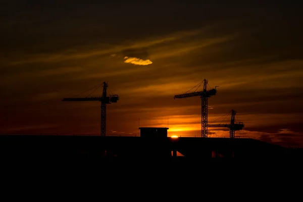 Piękny Malowniczy Zachód Słońca Chmurami Niebie Mieście Dźwigami Budowlanymi — Zdjęcie stockowe