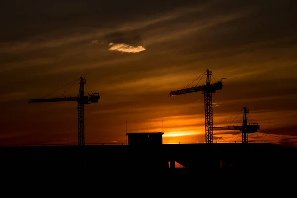 Vacker Pittoresk Solnedgång Med Moln Himlen Staden Med Byggkranar — Stockfoto