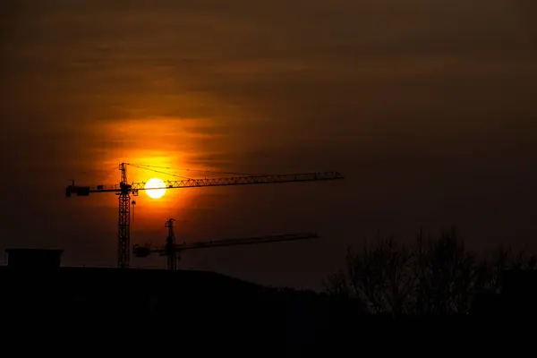 Vacker Pittoresk Solnedgång Sol Moln Himmel Stad Med Byggkranar — Stockfoto