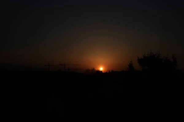 Bonito Pitoresco Pôr Sol Sol Nuvem Céu Cidade Com Guindastes — Fotografia de Stock