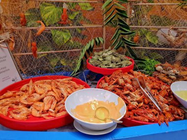 Lezzetli taze deniz ürünleri bir dükkânda ya da restoranda sergileniyor.