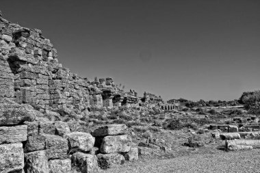 Asya 'da bir Türk şehrinin ılık yaz güneşinde güzel antika kalıntılar.