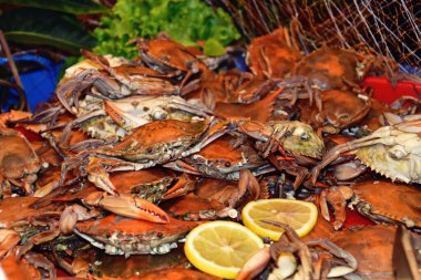 Lezzetli taze deniz ürünleri bir dükkânda ya da restoranda sergileniyor.