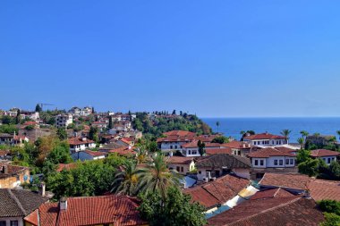 Eski Türk şehri Antalya 'nın güzel şehir manzarası. Mavi gökyüzü ile sıcak yaz günü.