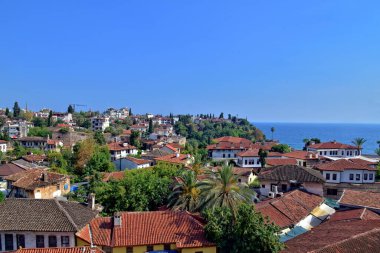 Eski Türk şehri Antalya 'nın güzel şehir manzarası. Mavi gökyüzü ile sıcak yaz günü.
