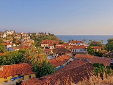 Eski Türk şehri Antalya 'nın güzel şehir manzarası. Mavi gökyüzü ile sıcak yaz günü.