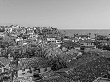 Eski Türk şehri Antalya 'nın güzel şehir manzarası. Mavi gökyüzü ile sıcak yaz günü.